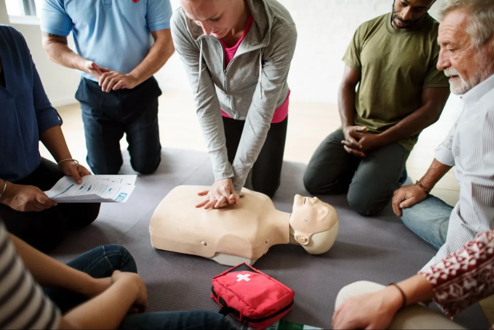 การสาธิตว่า CPR คือ อะไรและขั้นตอนการช่วยชีวิตเบื้องต้นในสถานการณ์ฉุกเฉิน